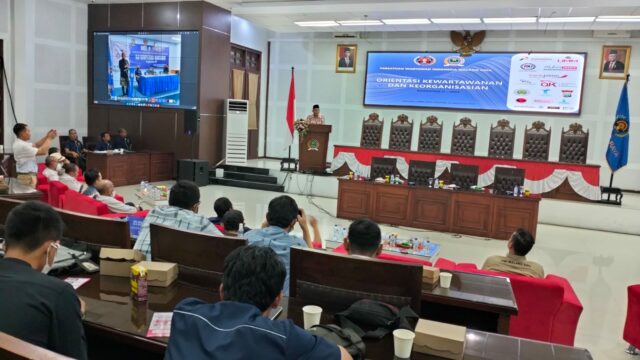 Ketua DPRD Kota Malang, I Made Rian Diana Kartika saat memberikan sambutan sekaligus membuka secara resmi pelaksanaan OKK yang digelar PWI Malang Raya, di Ruang Sidang DPRD Kota Malang, Sabtu (20/08/2022).