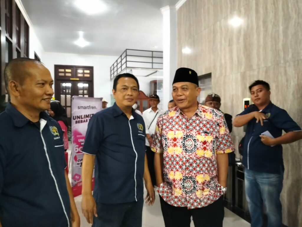 Ketua PWI Malang Raya, Ir Cahyono beserta pengurus PWI, menyambut kedatangan Ketua DPRD Kota Malang, I Made Rian Diana Kartika (ft.cholil)