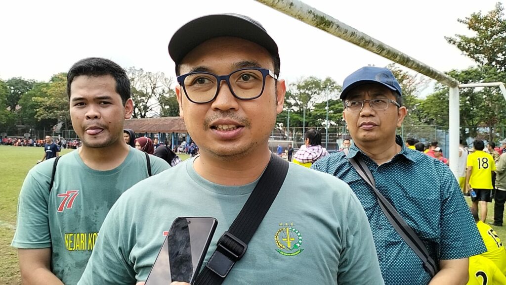 Wisnu Nugroho, Ketua Tim Kejari Kota Malang bersama Dino Kriesmiardi, kala memberikan keterangan kepada wartawan (ft.cholil)