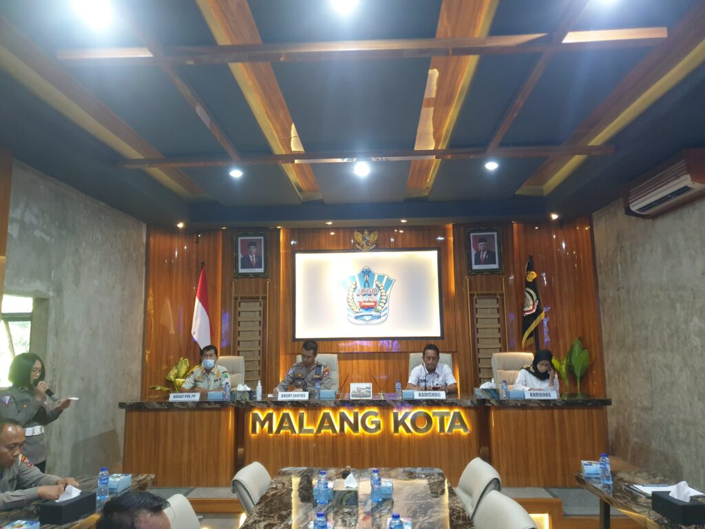 Kasatlantas Polresta Malang Kota, Kompol Yoppy Anggi Khrisna bersama jajaran samping menggelar diskusi untuk mengurai kemacetan (ist)