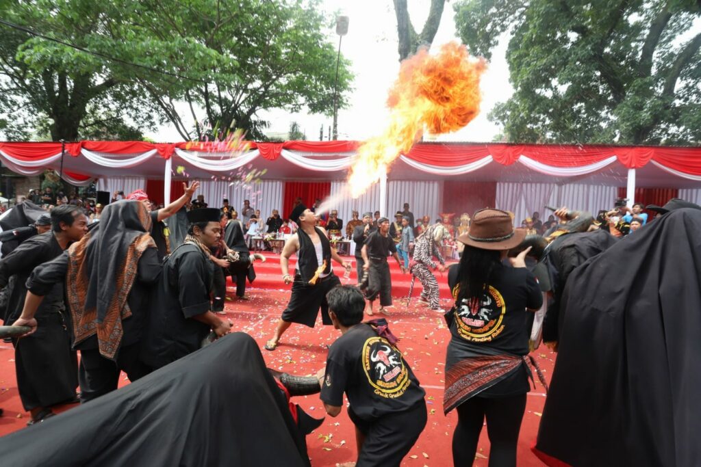 Berbagai atraksi disuguhkan dalam gelaran Karnaval Budaya Nusantara Kota Malang dalam rangka memperingati HUT Ke-77 RI (ist)1