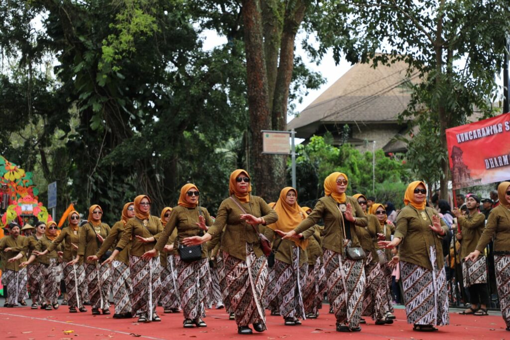 Berbagai atraksi disuguhkan dalam gelaran Karnaval Budaya Nusantara Kota Malang dalam rangka memperingati HUT Ke-77 RI (ist)2