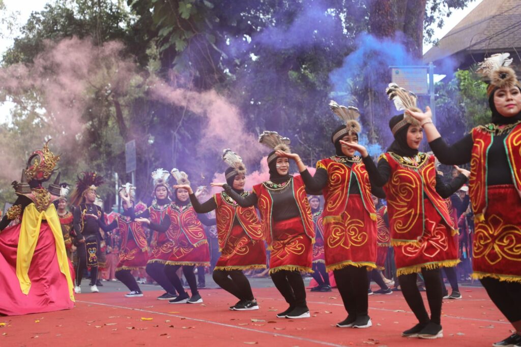 Berbagai atraksi disuguhkan dalam gelaran Karnaval Budaya Nusantara Kota Malang dalam rangka memperingati HUT Ke-77 RI (ist)3