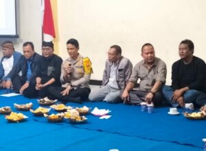 Direktur Perusahaan Umum Daerah Air Minum (Perumdam) Among Tirto Kota Batu, Edi Sunaedi menggandeng tokoh masyarakat menggelar musyawarah (ft.Agus)