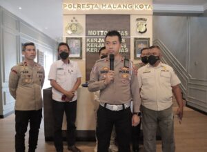 Kasatlantas Polresta Malang Kota, Kompol Yoppy Anggi Khrisna saat memberikan keterangan kepada wartawan (ft.cholil)