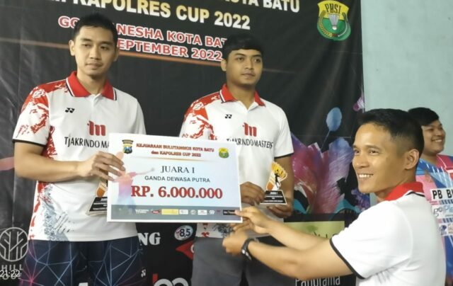 Kapolres Batu, AKBP Oskar Syamsuddin, menyerahkan uang pembinaan kepada Juara 1 kategori Ganda Dewasa Putra Kapolres Batu, AKBP Oskar Syamsuddin, menyerahkan uang pembinaan kepada Juara 1 kategori Ganda Dewasa Putra