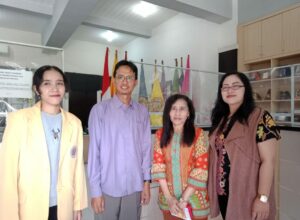 Marina Sumarni Murati (kiri) salah satu mahasiswi Unidha peserta program magang, pose bersama Dr. Anton Prayitno, Dr Nurul Muddarisna, SP, MP serta Firina Lukitaningtias, S.Si, MM (ft.cholil)