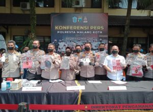 Kapolresta Malang Kota, Kombes Pol Budi Hermanto bersama jajaran, menunjukkan barang bukti hasil Operasi Tumpas Semeru 2022 dengan 19 orang tersangka (ft.cholil)