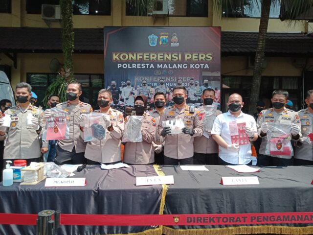 Kapolresta Malang Kota, Kombes Pol Budi Hermanto bersama jajaran, menunjukkan barang bukti hasil Operasi Tumpas Semeru 2022 dengan 19 orang tersangka (ft.cholil)