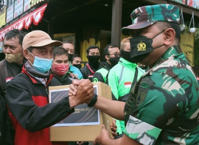 Penyaluran paket sembako juga dilakukan oleh Dandim 0818 Malang – Batu Letkol Inf Taufik Hidayat