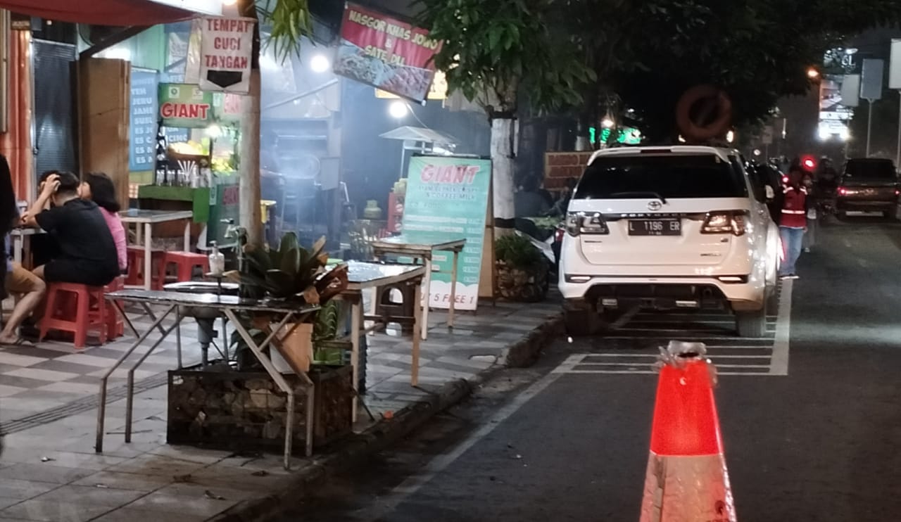 Trotoar di Jalan Panglima Sudirman Kota Batu yang dikatakan wisatawan telah beralih fungsi