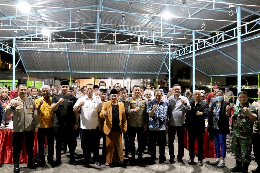 Walikota Malang, H Sutiaji dan Kapolresta Malang Kota, Kombes Pol Budi Hermanto pose bersama warga dalam giat KANDANI