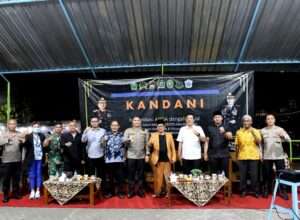 Walikota Malang, H Sutiaji dan Kapolresta Malang Kota, Kombes Pol Budi Hermanto pose bersama warga dalam giat KANDANI (ist)