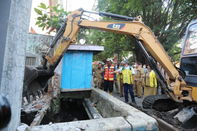 Walikota Malang, H Sutiaji memantau langsung pelaksanaan pengerukan sedimen saluran penghambat aliran air di Pisang Candi (ist)