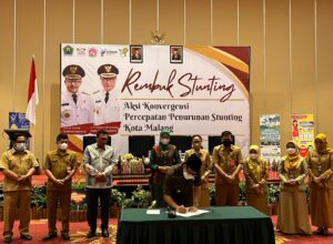 Walikota Malang, H Sutiaji menandatangani pelaksanaan dalam Rembuk Stunting (ft.cholil)