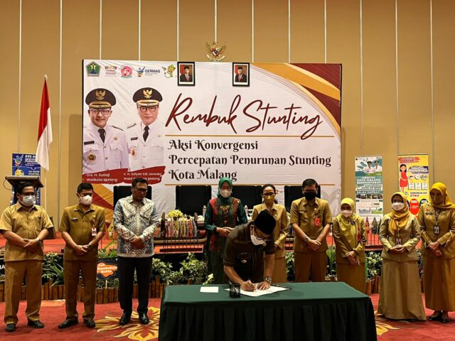 Walikota Malang, H Sutiaji menandatangani pelaksanaan dalam Rembuk Stunting (ft.cholil)