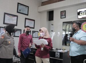 Evaluator Kemenpan RB, Biro Organisasi Propinsi Jawa Timur melakukan pengecekan dan penilaian layanan di Polresta Malang Kota (ist)