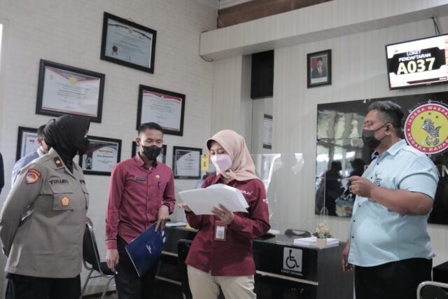 Evaluator Kemenpan RB, Biro Organisasi Propinsi Jawa Timur melakukan pengecekan dan penilaian layanan di Polresta Malang Kota (ist)