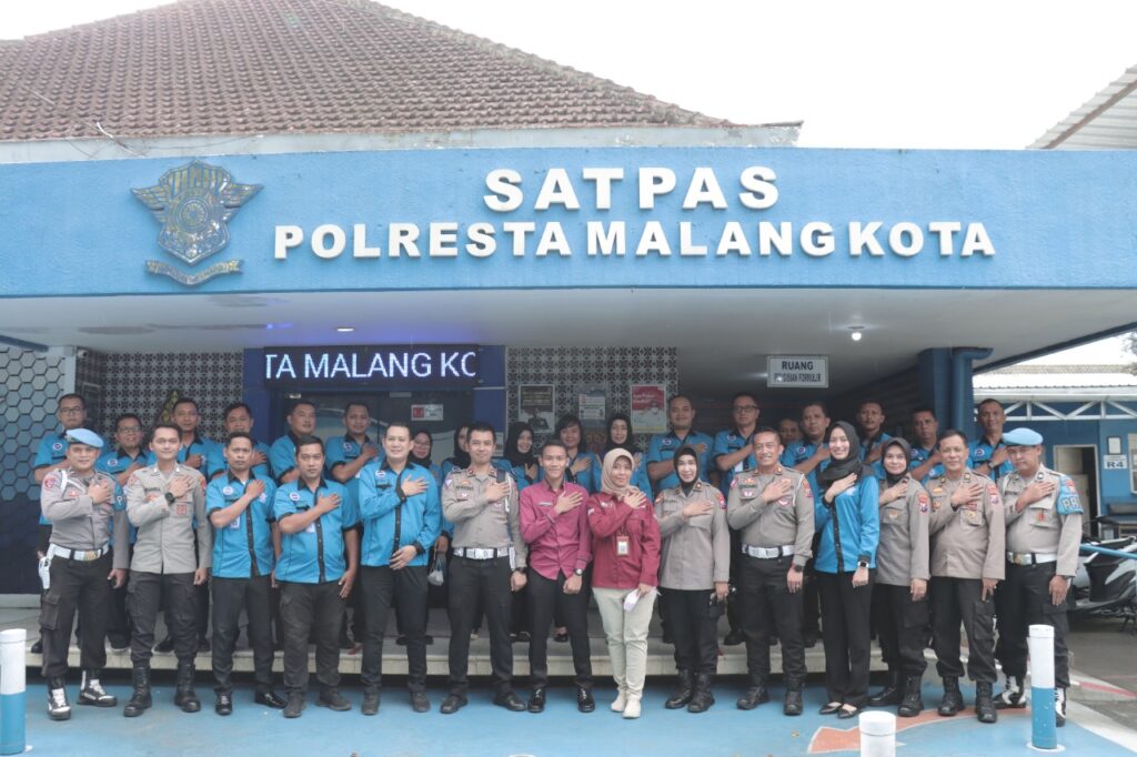 Tim Kemenpan RB pose bersama jajaran Polresta Malang Kota usai meninjau layanan Satpas (ist)
