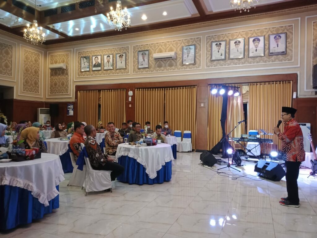 Walikota Malang, H Sutiaji memberikan sambutan dalam acara pisah sambut kepala Kejaksaan Negeri Kota Malang di ruang sidang Balaikota Malang, Kamis (15/09/2022) malam.