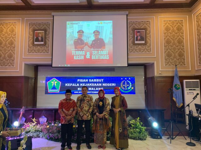 Walikota Malang, H Sutiaji dan istri pose bersama Kajari Kota Malang, Zuhandi dan istri dalam acara pisah sambut Kajari (ft.cholil)