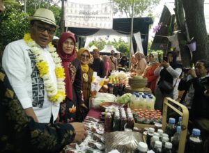 Wakil Walikota Malang, H Sofyan Edi Jarwoko memuji ide kreatif warga RT 2 RW 3 Polowijen yang menggelar pameran dan Bazar UMKM (ist)