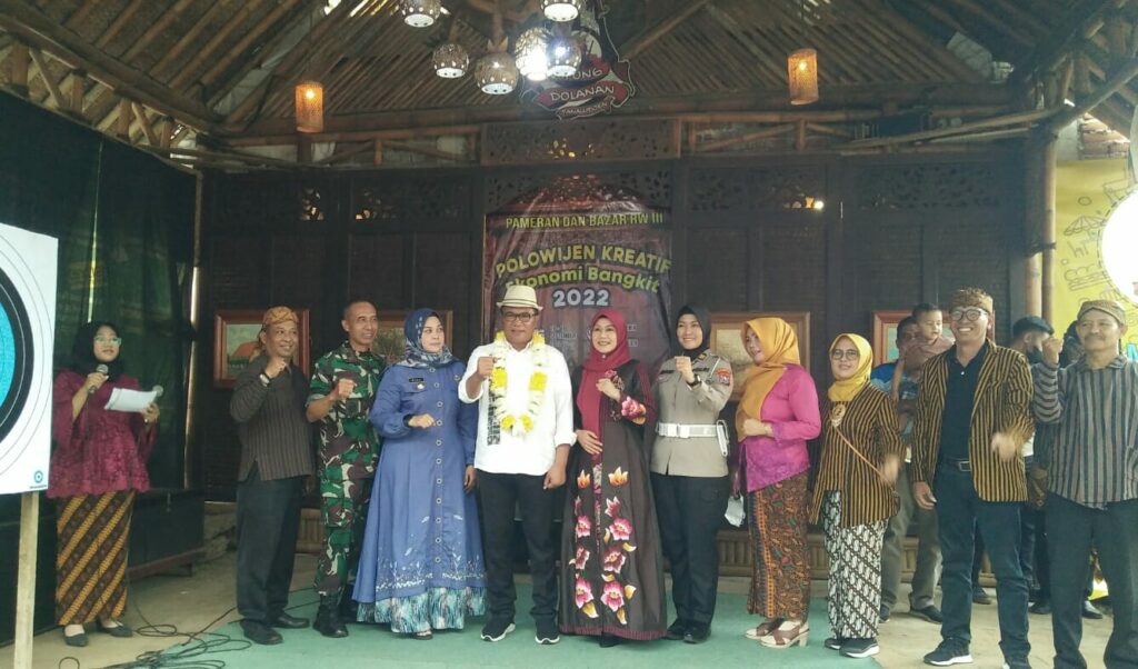 Wakil Walikota Malang, H Sofyan Edi Jarwoko pose bersama dalam gelaran pameran dan Bazar UMKM di Polowijen, Blimbing (ist)