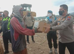 Kapolresta Malang Kota, Kombes Pol Budi Hermanto membagikan ratusan Paket Sembako kepada pemulung di TPA Supit Urang (ist)