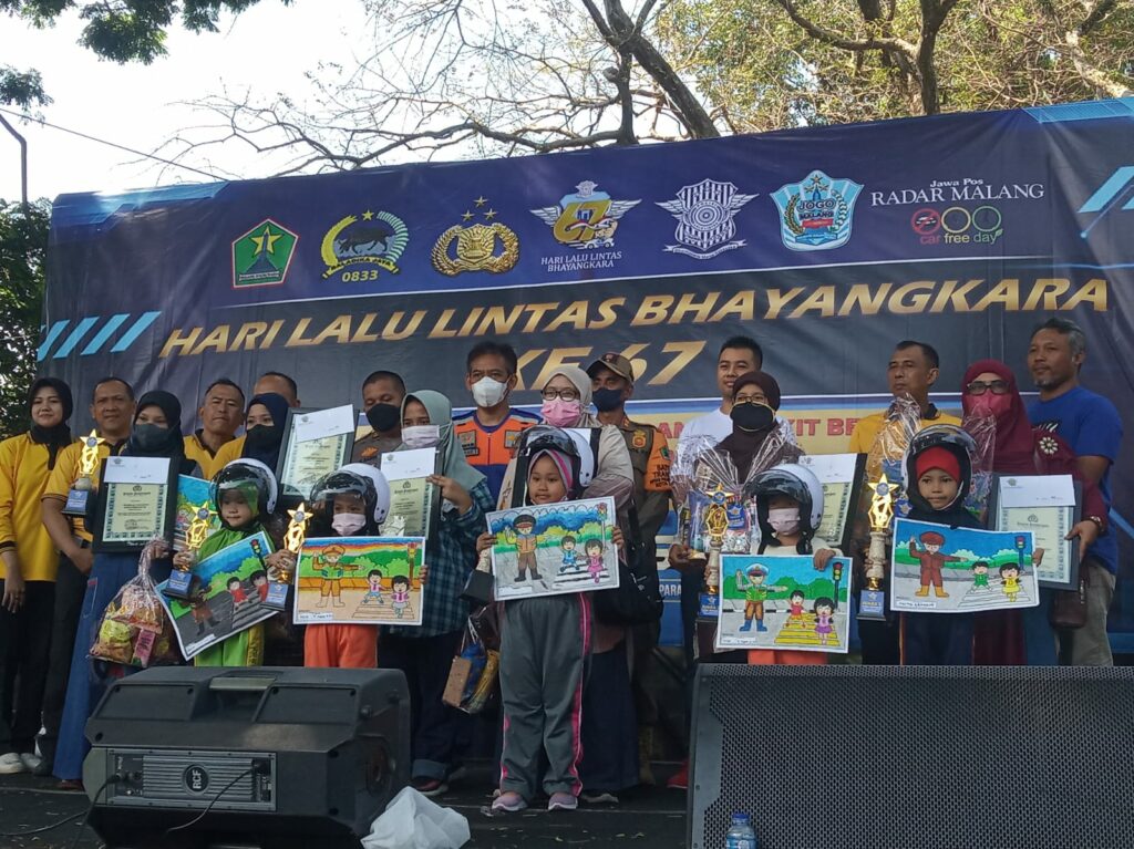 Antusias warga Kota Malang dalam meriahkan Hari Lalu Lintas Bhayangkara Ke-67 (ist)