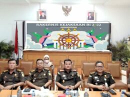 Kepala Kejaksaan Negeri Kota Malang, Edy Winarko, SH, MH beserta para Kepala Seksi (Kasi) saat mengikuti Rakernis Kejaksaan RI secara virtual (ist)