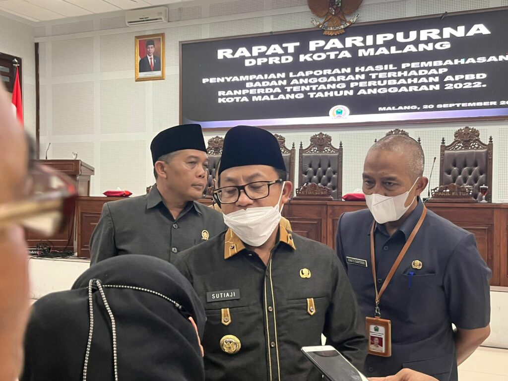 Walikota Malang, H Sutiaji memberikan keterangan kepada wartawan usai Rapat Paripurna (ist)