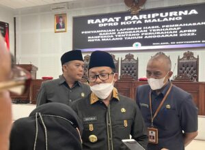 Walikota Malang, H Sutiaji memberikan keterangan kepada wartawan usai Rapat Paripurna (ist)