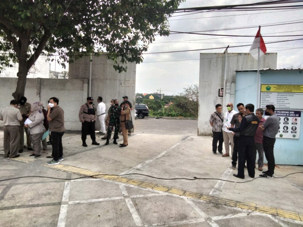 Panitera Pengadilan Negeri Kelas 1A Kota Malang melakukan pengecekan obyek eksekusi di bekas gedung bioskop Merdeka. Selain itu, juga dilakukan pengukuran oleh petugas dari BPN Kota Malang (ft.cholil)