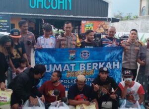 Jumat berkah yang digelar Polres Batu dengan menggandeng Aremania (ist)