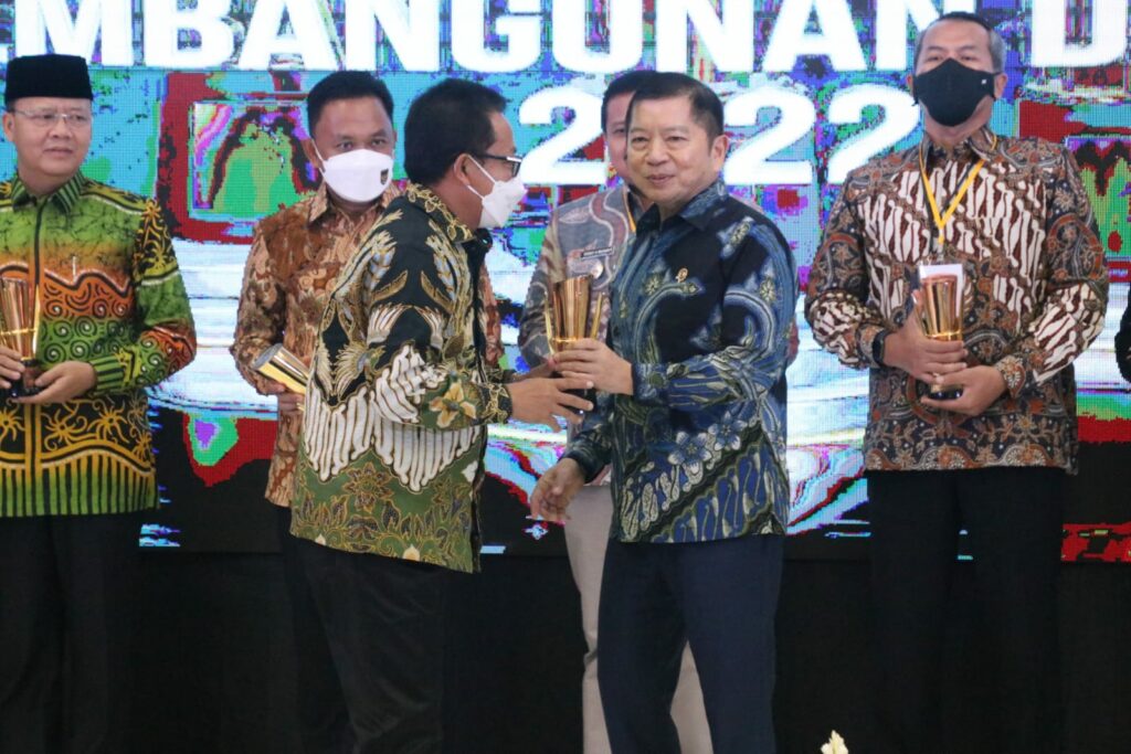 Walikota Malang, H. Sutiaji (kiri) menerima langsung penghargaan tersebut dari Menteri Perencanaan Pembangunan Nasional Republik Indonesia, Suharso Monoarfa di kantor Bappenas, Jakarta, Kamis (29/9/2022).