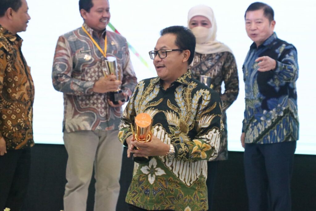 Walikota Malang, H Sutiaji usai menerima penghargaan predikat terbaik ketiga kategori kota (ist)