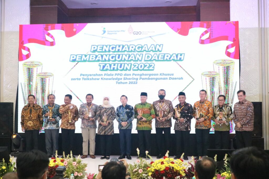Walikota Malang, H Sutiaji pose bersama usai menerima penghargaan predikat terbaik ketiga kategori kota (ist)