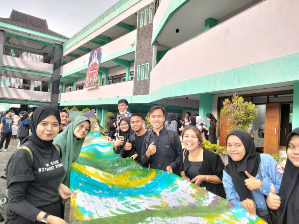 Ratusan mahasiswa Program Pertukaran Mahasiswa Merdeka (PMM) dari seluruh penjuru tanah air, mengikuti Festival Baik Nusantara yang digelar IKIP Budi Utomo Malang (ft.cholil)