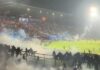 Penembakan gas air mata ke tribun stadion mengakibatkan banyak penonton yang berdesakan untuk keluar dan sesak nafas (ist)
