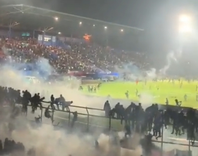 Penembakan gas air mata ke tribun stadion mengakibatkan banyak penonton yang berdesakan untuk keluar dan sesak nafas (ist)