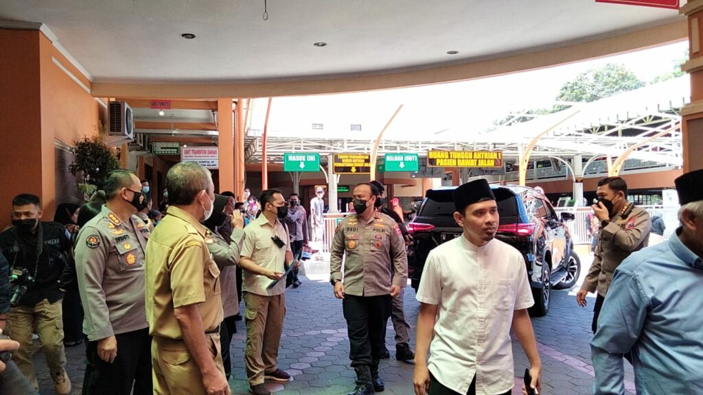 Rombongan Polri dan Forkopimda Jatim saat berkunjung ke RSSA Malang (ft.cholil)