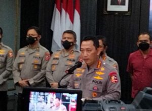 Kapolri Jenderal Listyo Sigit Prabowo, saat menggelar konferensi pers tragedi Kanjuruhan di Mapolres Polresta Malang Kota, Kamis (06/10/2022) malam (ft.cholil)