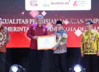 Walikota Malang, H Sutiaji saat menerima penghargaan Anugerah Kualitas Pengisian Jabatan Pimpinan Tinggi Tahun 2021 dengan kategori baik dari KASN ( dok.diskominfo)