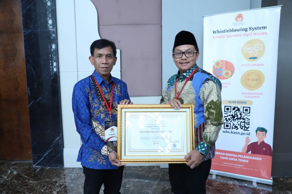 Walikota Malang, H Sutiaji didampingi Kepala BKDSDM, Totok Kasianto menunjukkan piagam penghargaan Anugerah Kualitas Pengisian Jabatan Pimpinan Tinggi Tahun 2021 dengan kategori baik dari KASN (ist)