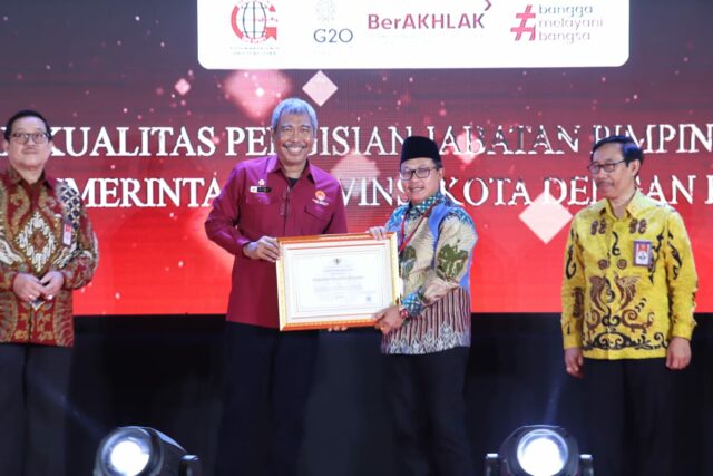 Walikota Malang, H Sutiaji saat menerima penghargaan Anugerah Kualitas Pengisian Jabatan Pimpinan Tinggi Tahun 2021 dengan kategori baik dari KASN ( ist)