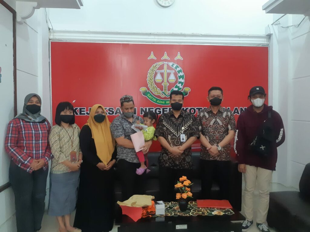 Usai pelaksanaan RJ, para pihak pose bersama Kepala Kejaksaan Negeri Kota Malang, Edi Winarko (tiga dari kanan)