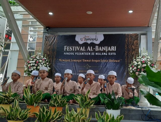 Al Banjari Nurul Ittihad dari PP Nurul Ittihad dalam festival Al-Banjari yang digelar Masjid Cahyaningati Permata Jingga dalam menyambut Maulid Nabi (ist)