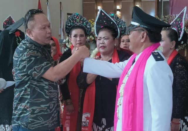 Ketua MPC PP Kota Batu, H Endro Wahyu (kiri) memberi Semangat Kepada Kades Pandanrejo, Abdul Manan