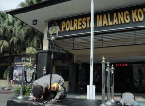 Kapolresta Malang Kota, Kombes Pol Budi Hermanto, sujud bersama jajarannya untuk mendoakan para korban atas peristiwa yang terjadi di Kanjuruhan (ist)