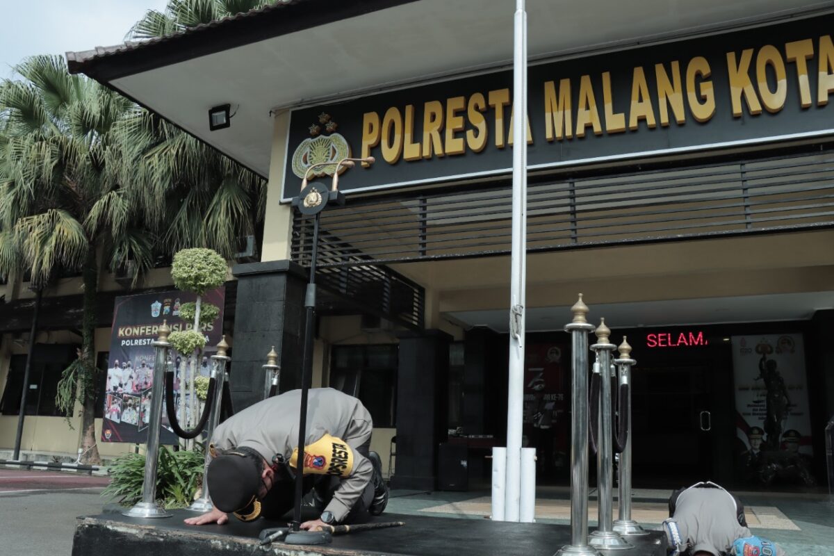 Kapolresta Malang Kota, Kombes Pol Budi Hermanto, sujud bersama jajarannya untuk mendoakan para korban atas peristiwa yang terjadi di Kanjuruhan (ist)